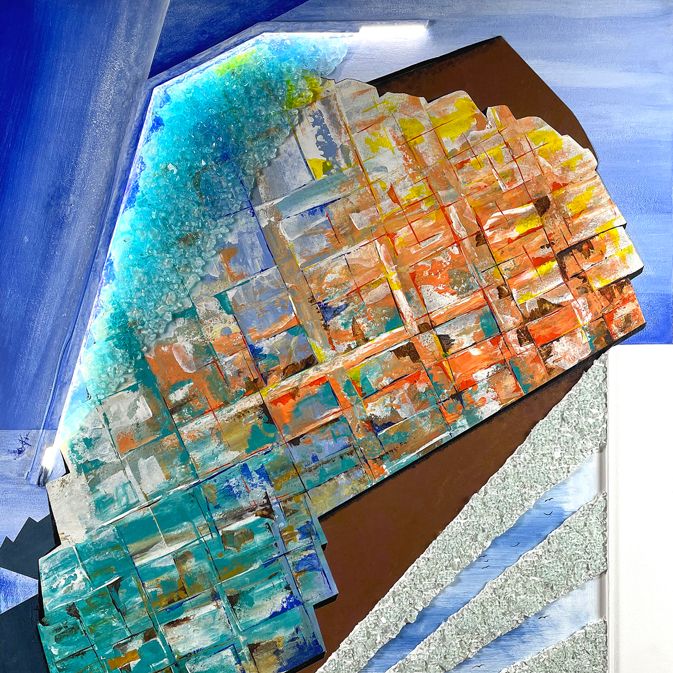 Ein 100 x 120 cm großes LED beleuchtetes Bild. Blau überwiegt in einer zentralen, geometrischen Komposition. Glassplitt glitzert in Acryl.