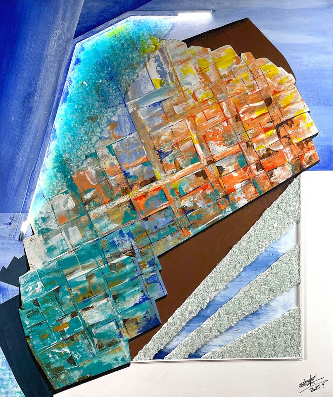 Ein weites, großes LED beleuchtetes Bild. Blau überwiegt in einer orange-türkies geometrischen Komposition. Glassplitt glitzert in Acryl.