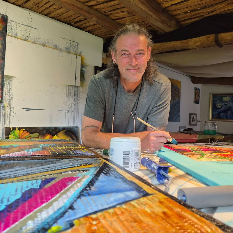 Der Künstler Erik Adam H Grösch in seinem Atelier. 