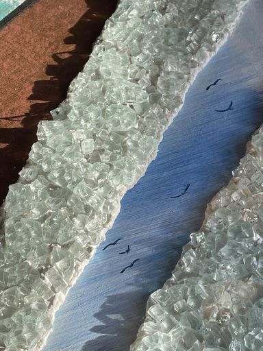 Glassplitt auf Putzstreifen, dazwischen, am kühl blauen Himmel fliegen Vögel, Kupfer und Schatten von echtem Sonnenlicht enden oben.