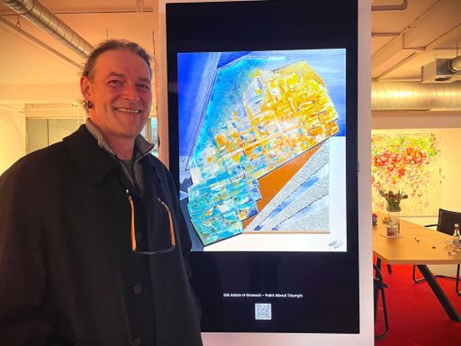 Erik Groesch lächelnd neben "Paint About Triumph" in der Nicoleta Gallery in Berlin Februar 2026