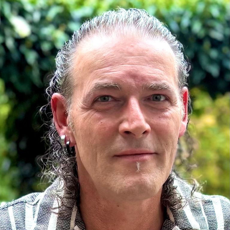 Der Künstler Erik Adam H Grösch.