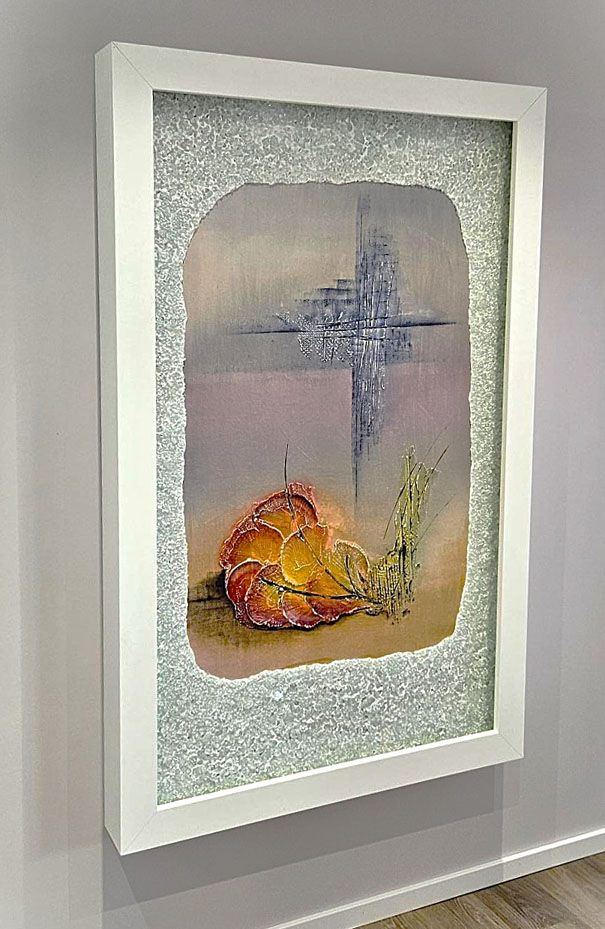 Ein warmes florales Motiv vor einer kühlen abstrakten Stadt. Umrandet von glitzerndem Glassplitt auf Putz in einem mächtigen, weißen Rahmen.