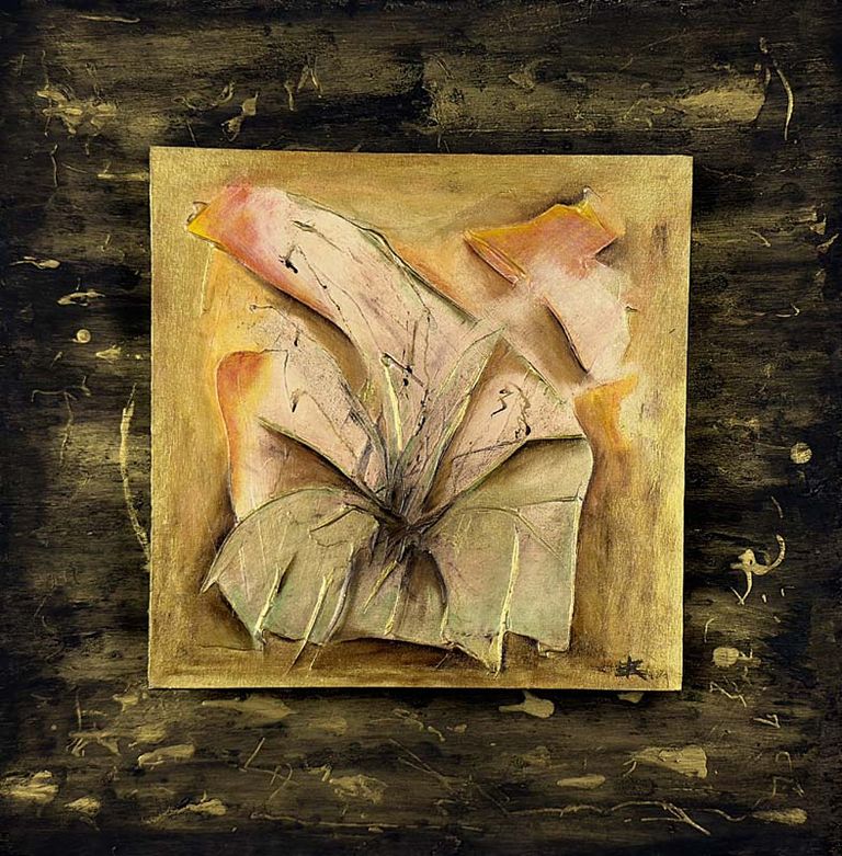 Stark strukturiertes, florales Motiv in blassen natürlichen Farben, mit Acryl Gold und Tiefe auf Malkarton auf mit Acryl Gold bemaltem Holz.